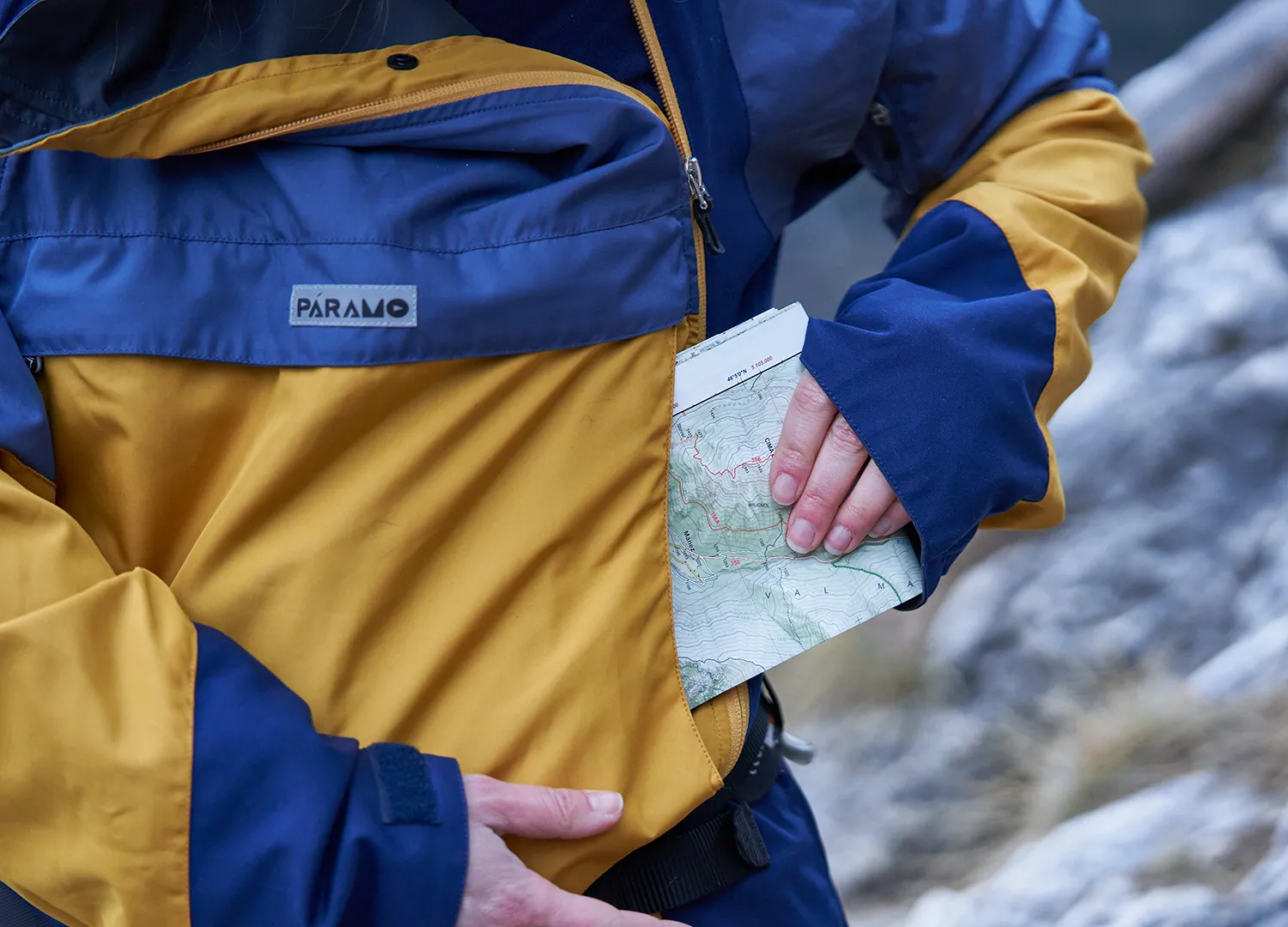 Women's Velez Evolution Hybrid Smock Showcasing Tunnel Hand Warmer Pocket Technical Feature