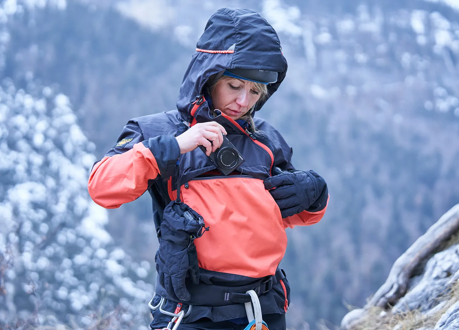Women's Velez Evolution Hybrid Smock Showing Off Large Front Dry Pouch Technical Feature