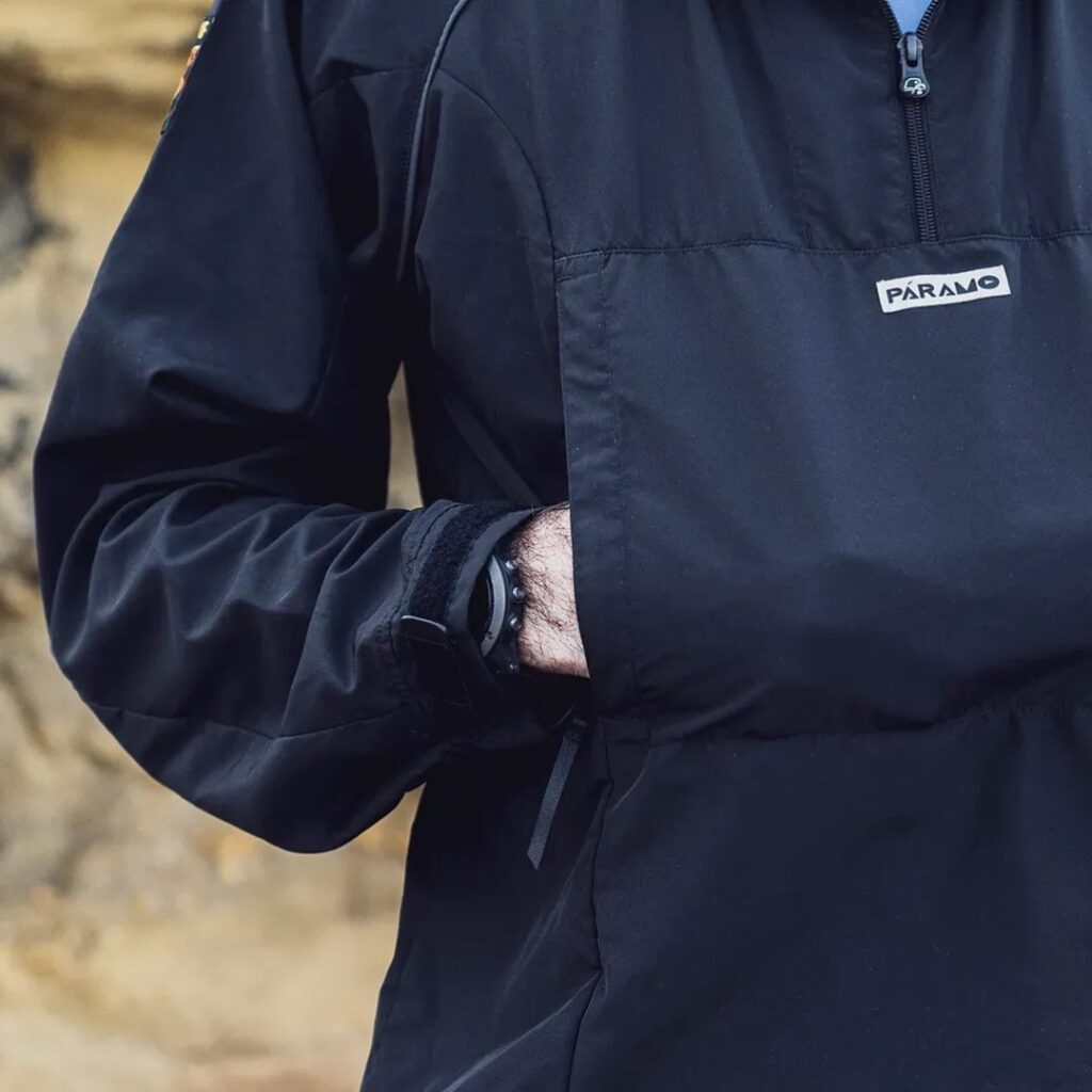 Close up of the large chest pocket the Páramo Fuera Windproof Smock has