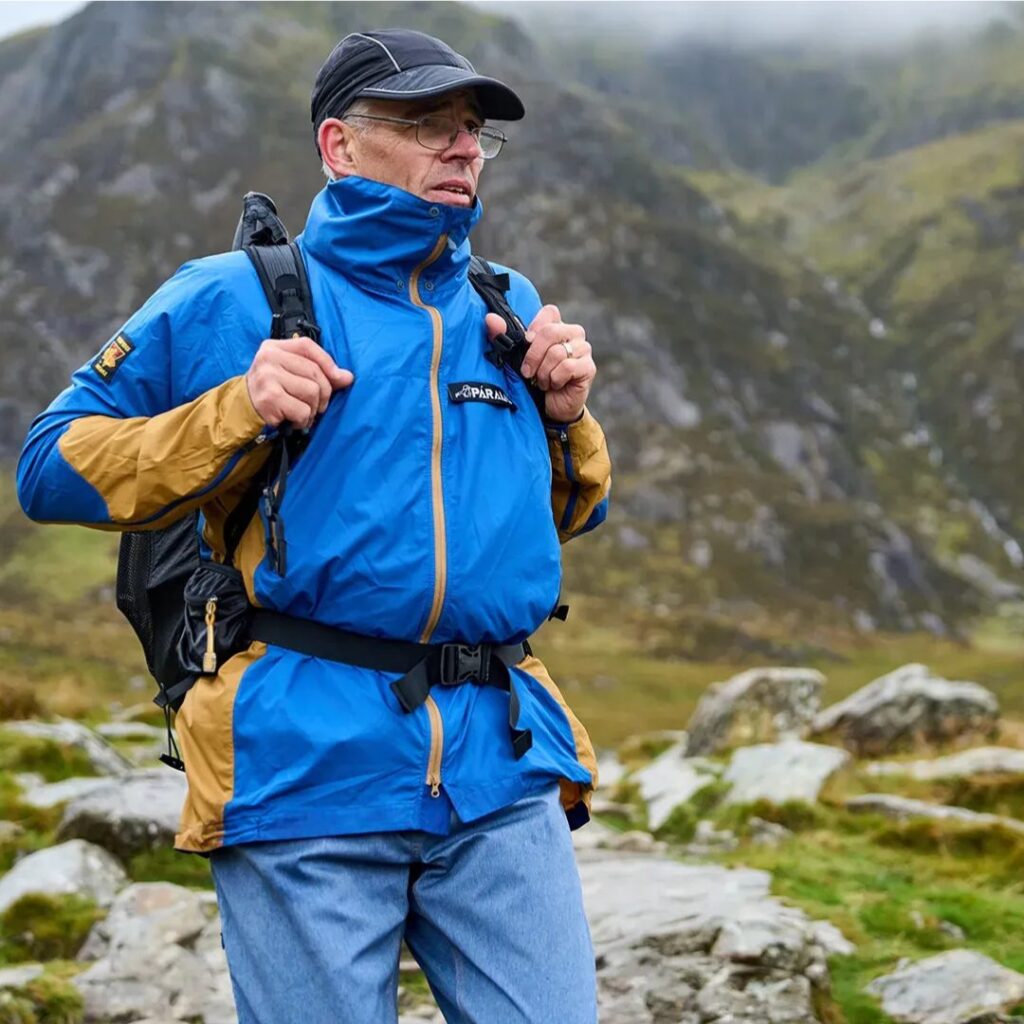 Man in his Paramo Valez, taking a break from his hike